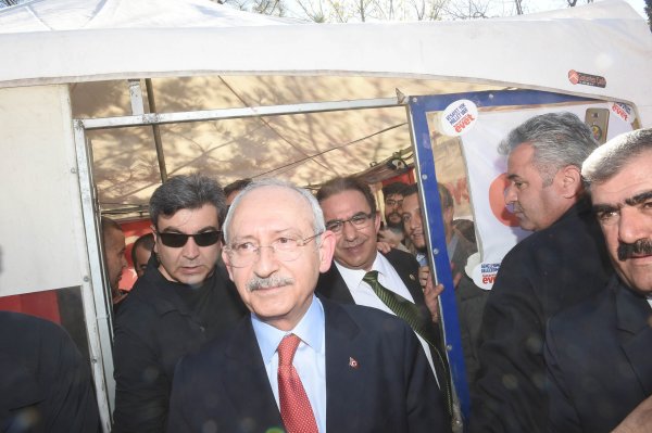 Kılıçdaroğlu'ndan 'evet' çadırına ziyaret