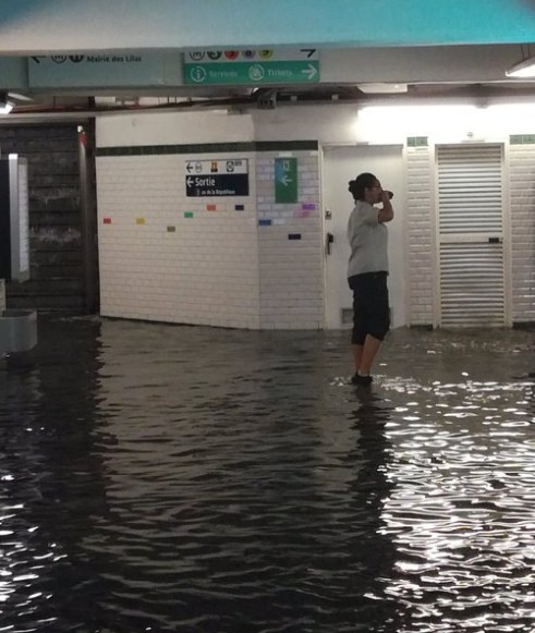 Paris metrosunu su bastı