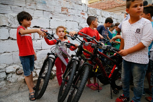 Cumhurbaşkanı Erdoğan'dan Suriyeli çocuklara hediye