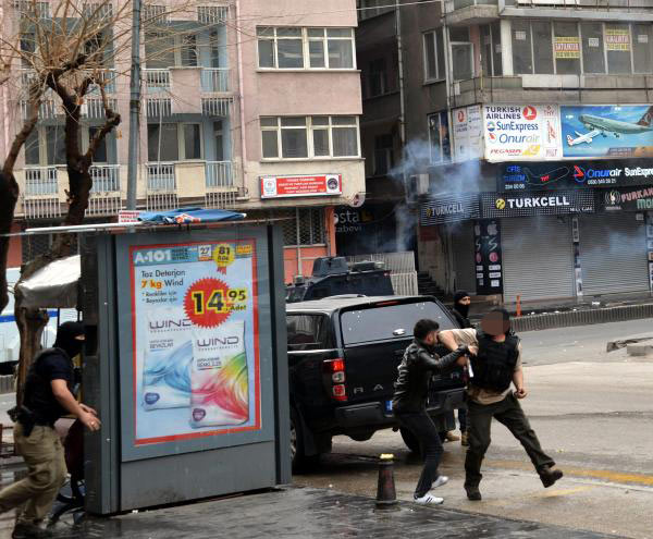Diyarbakır'da polisin silahını almaya çalışan eylemci