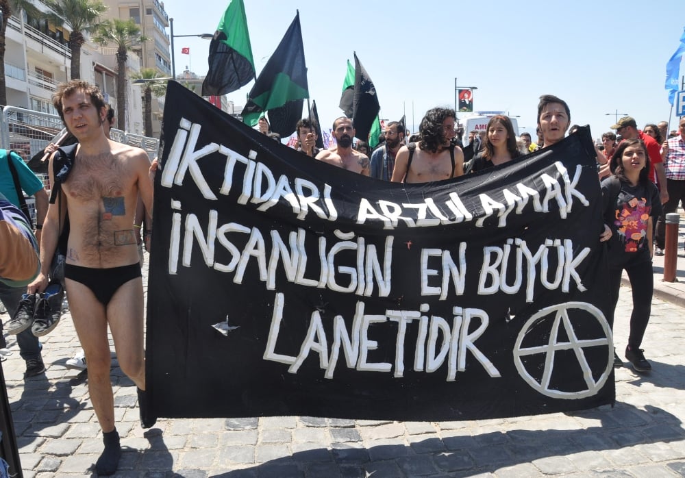 İzmir'de 1 Mayıs: Soyunarak polise tepki gösterdiler