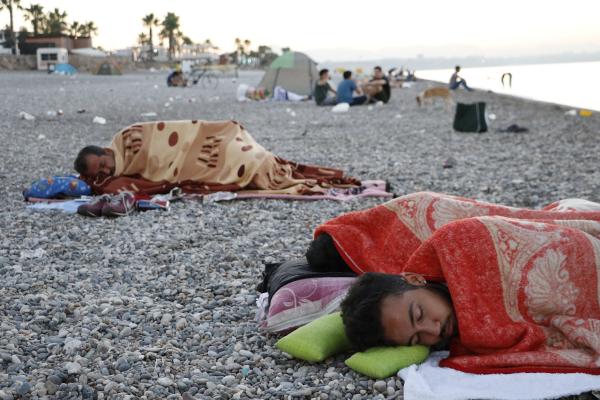 Antalya'da nemden bunalan sahilde uyudu