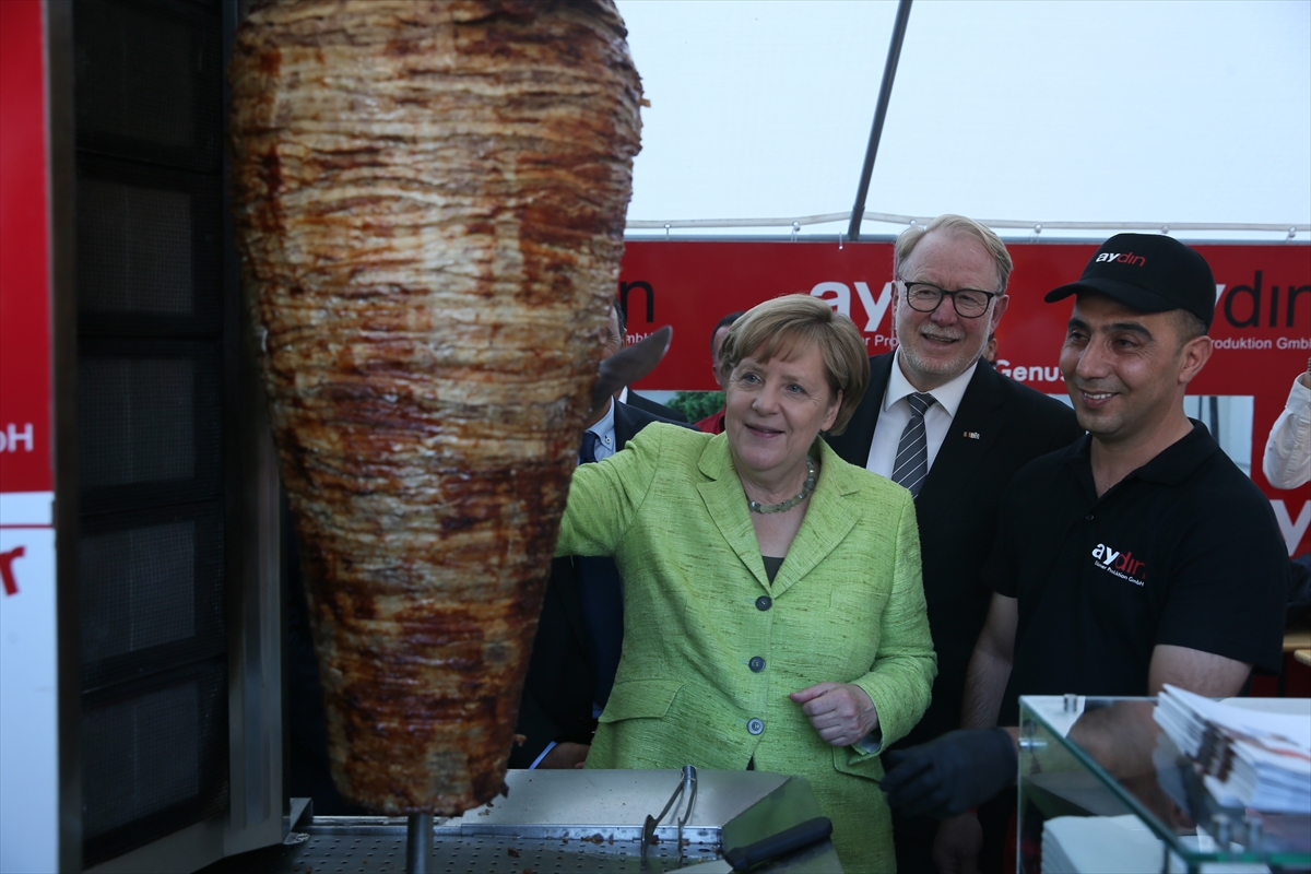 Merkel esnaf şenliğinde döner kesti