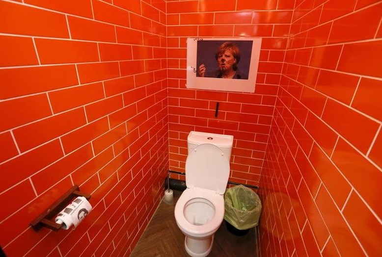 Putin kafede Obama'lı tuvalet kağıdı