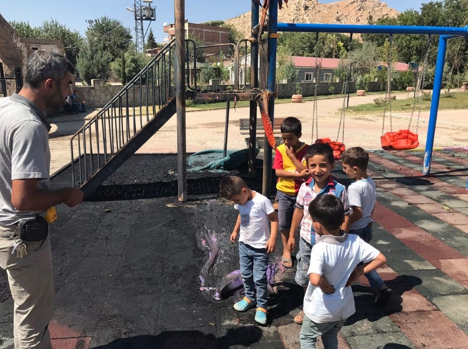 Silvan'da PKK'lı teröristler çocuk parkını kundakladı