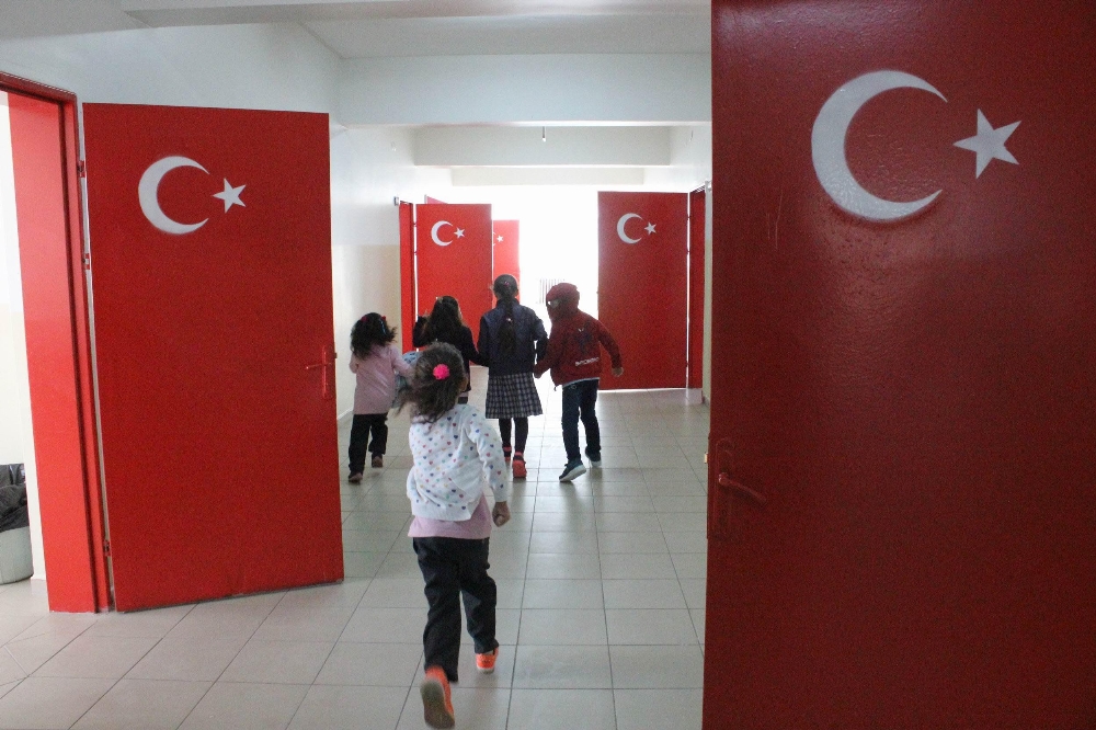 İlkokuldaki tüm sınıf kapılarına Türk bayrağı resmedildi