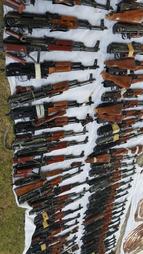 Pakistan ordusu çok sayıda silah ele geçirdi