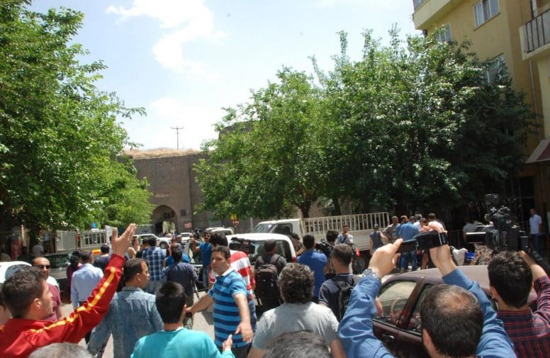 HDP'li İdris Baluken ve heyeti Sur'da protesto edildi