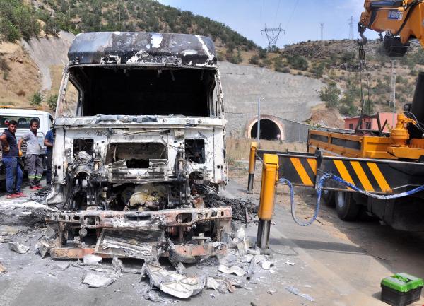 PKK, Bitlis- Diyarbakır tünellerinde 7 tır yaktı