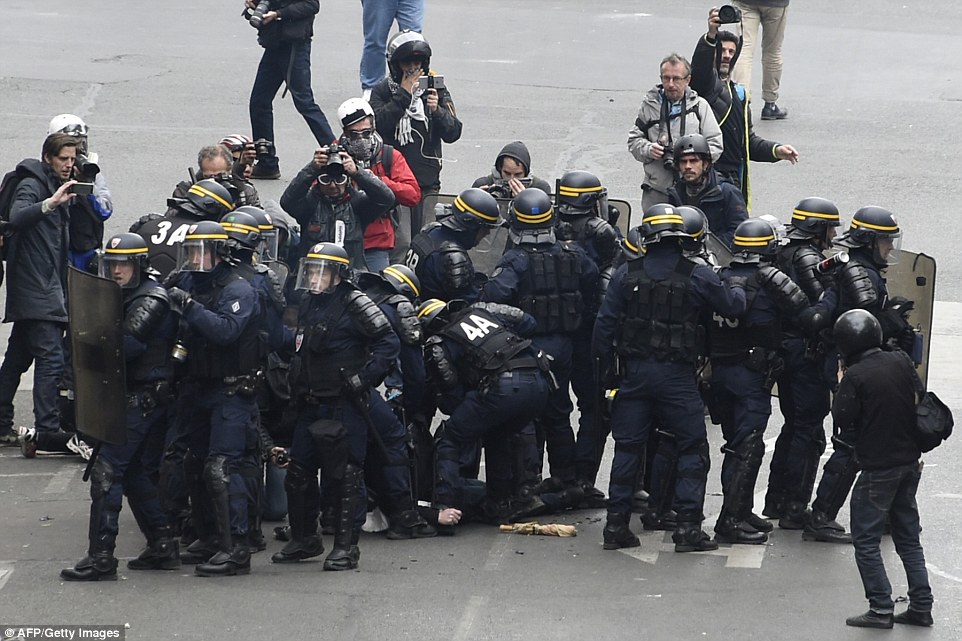 Paris sokakları savaş alanına döndü: 124 gözaltı