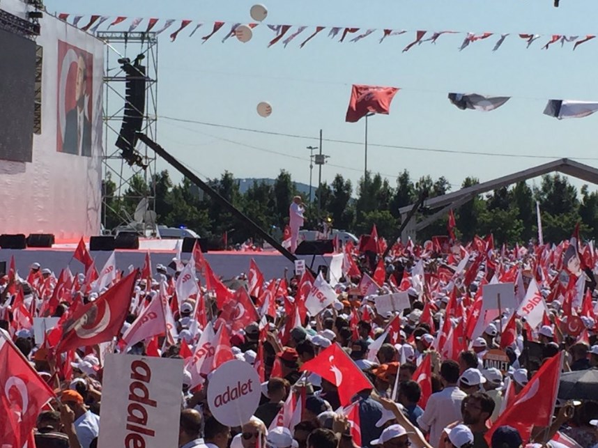 CHP lideri Kılıçdaroğlu tek başına yürüdü