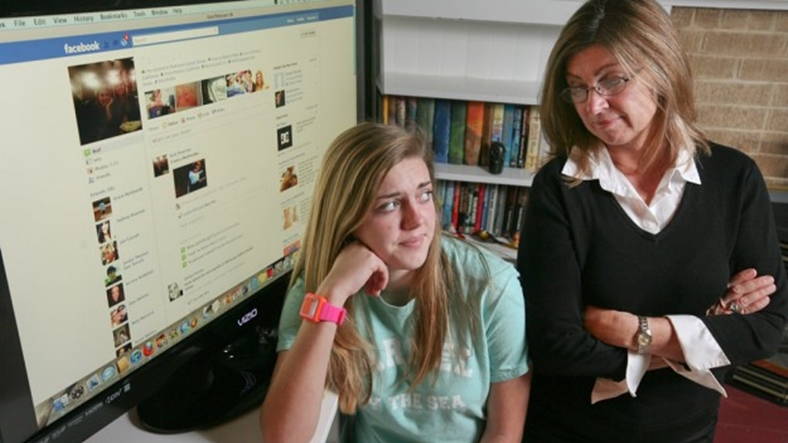 Facebook trolleri annesine şikayet edecek