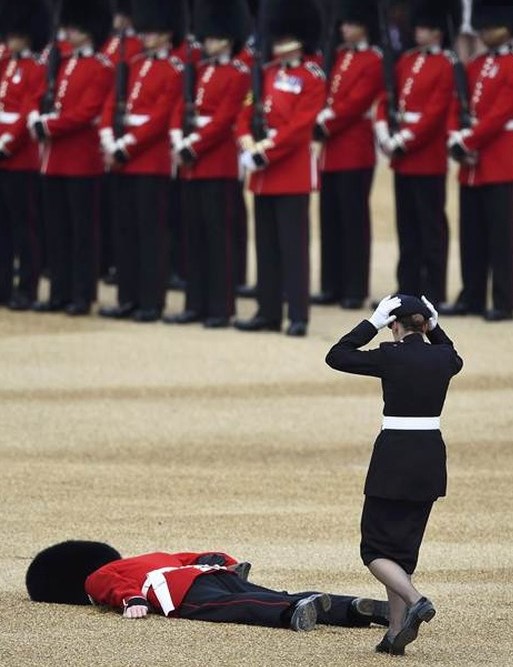 İngiliz asker Kraliçe'nin doğum gününde baygınlık geçirdi