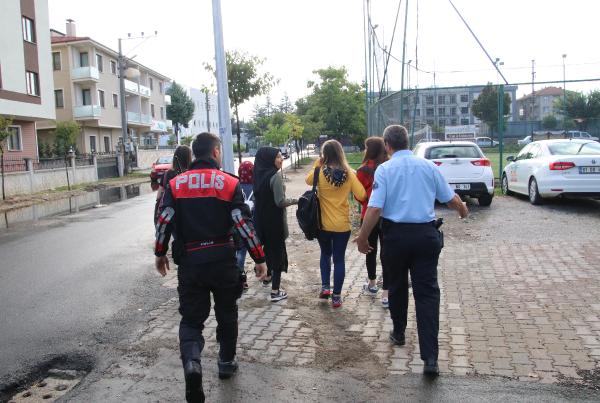 Polis okuldan kaçan öğrencileri öğretmenlerine teslim etti