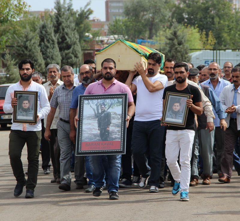 HDP’li vekiller yine terörist cenazesinde