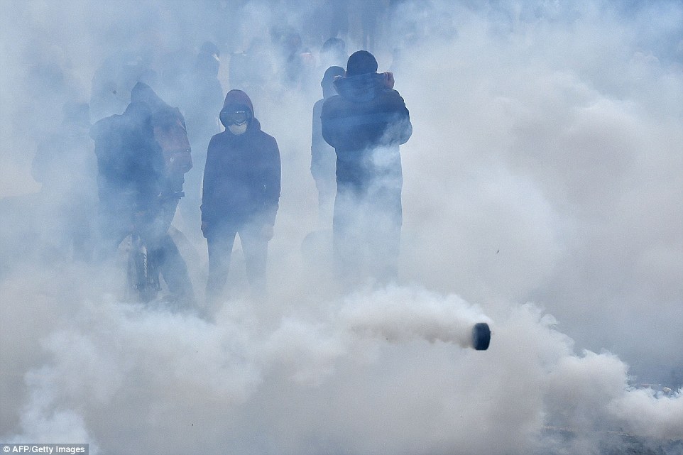 Paris sokakları savaş alanına döndü: 124 gözaltı