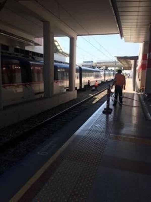 İzmir'de trenin önüne atlayan genç öldü