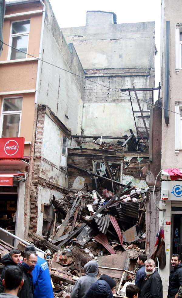 Fatih’te 3 katlı boş bina çöktü
