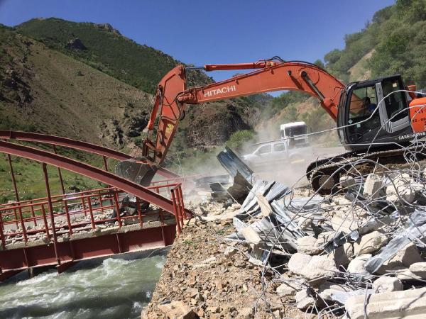 Van'da PKK'nın köprüsü yıkıldı