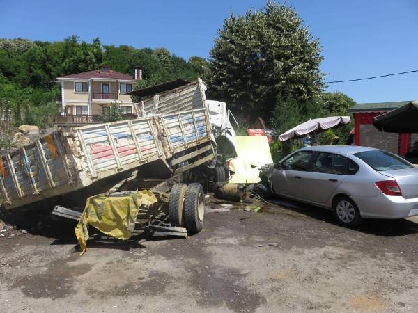 Beykoz'da moloz yüklü kamyon kaza yaptı : 1 yaralı