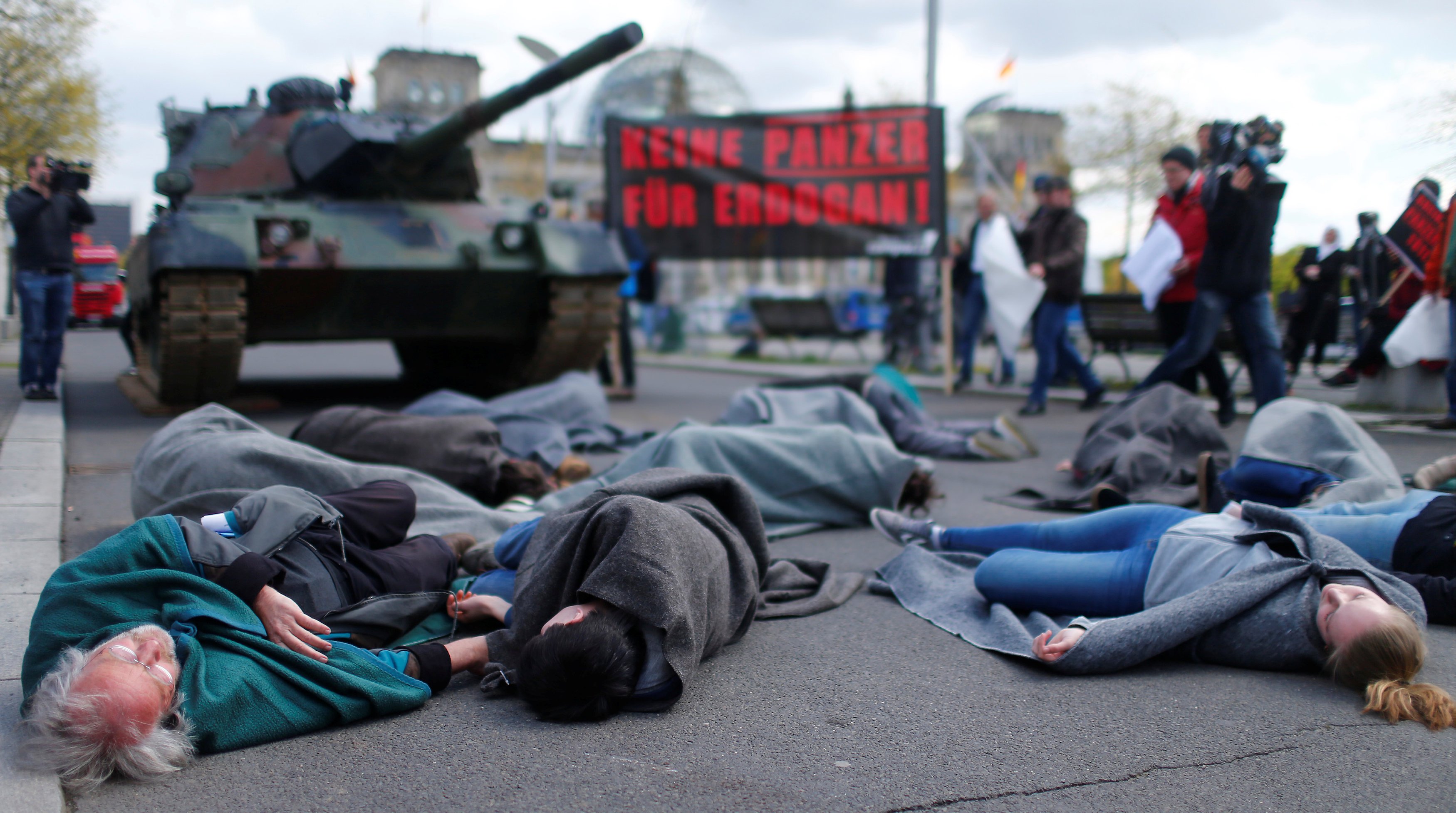 Almanlar Türkiye'yi protesto için maket tankın önüne yattı