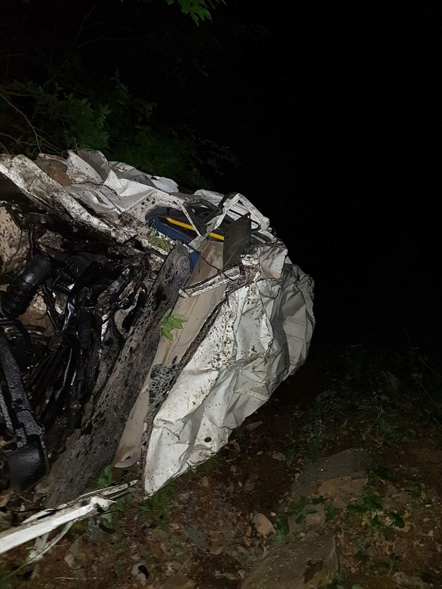 Artvin'de minibüs uçuruma yuvarlandı: 4 ölü, 9 yaralı