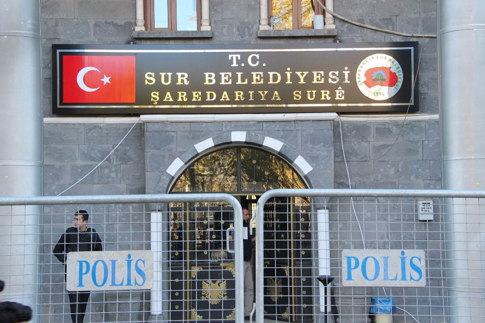 Sur Belediyesine 15 yıl sonra Türk bayraklı tabela