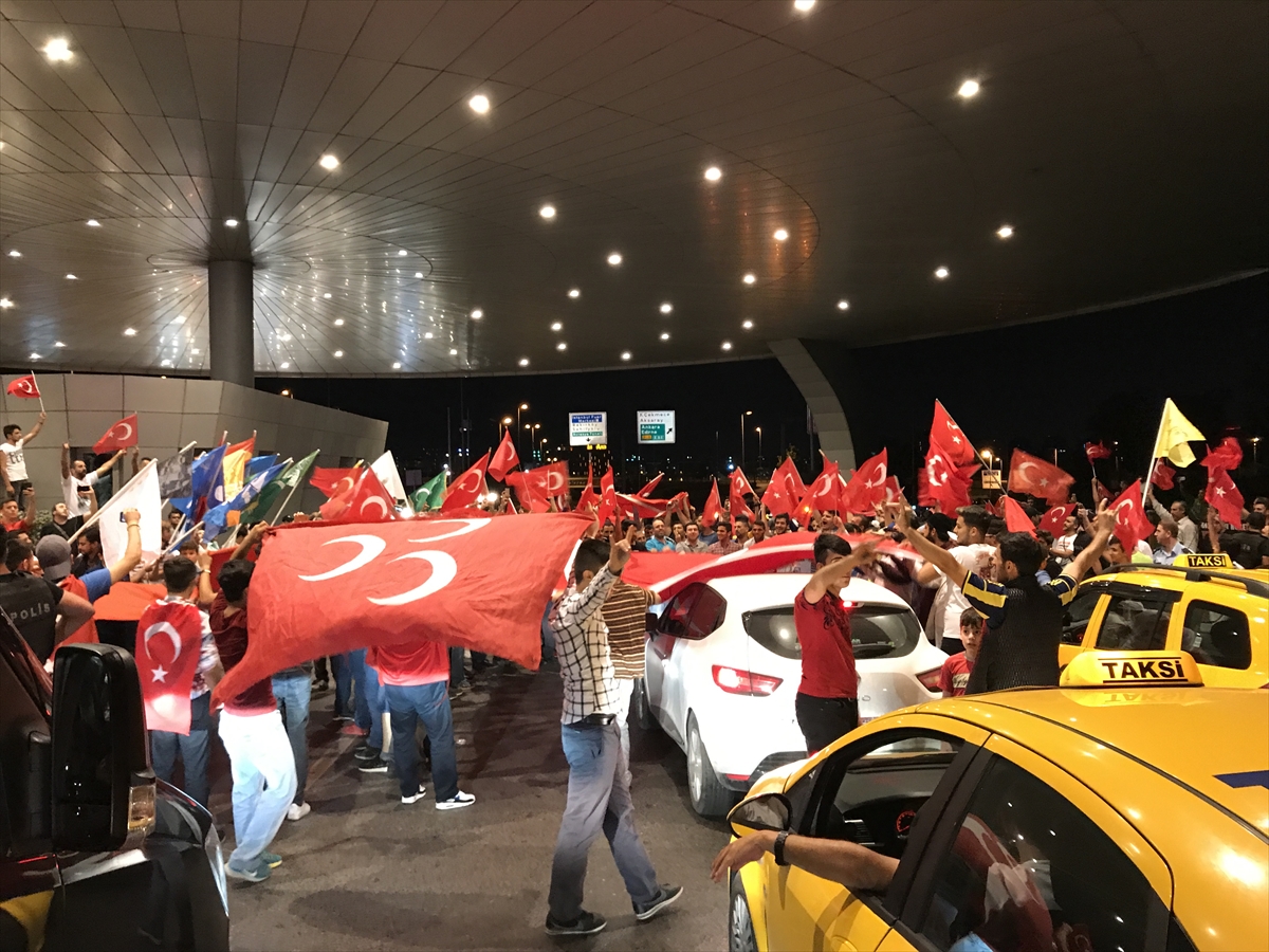 Atatürk Havalimanı'nda demokrasi nöbeti