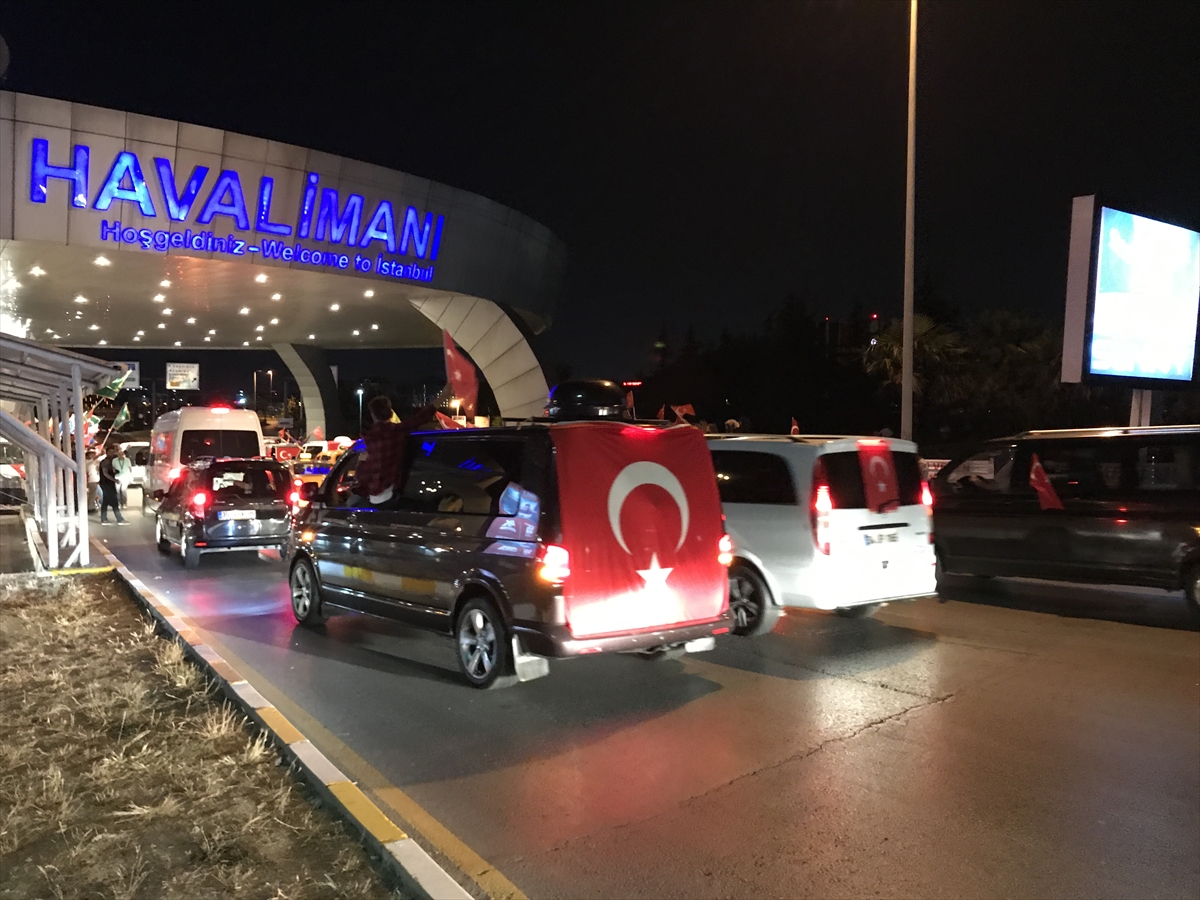 Atatürk Havalimanı'nda demokrasi nöbeti