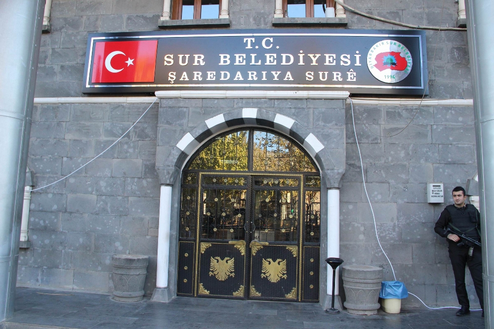 Sur Belediyesine 15 yıl sonra Türk bayraklı tabela