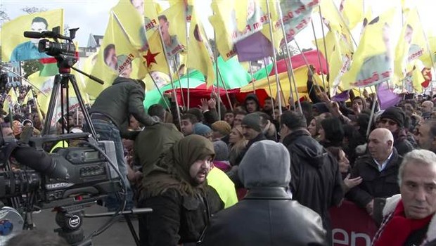 PKK yandaşları Almanya'da ortalığı birbirine kattı