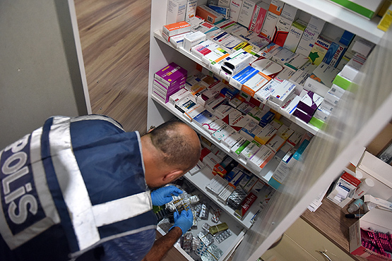 Mersin'de ilaç satan bakkallara baskın yapıldı