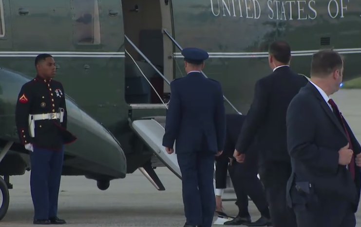 Trump askerin rüzgardan uçan şapkasını kovaladı
