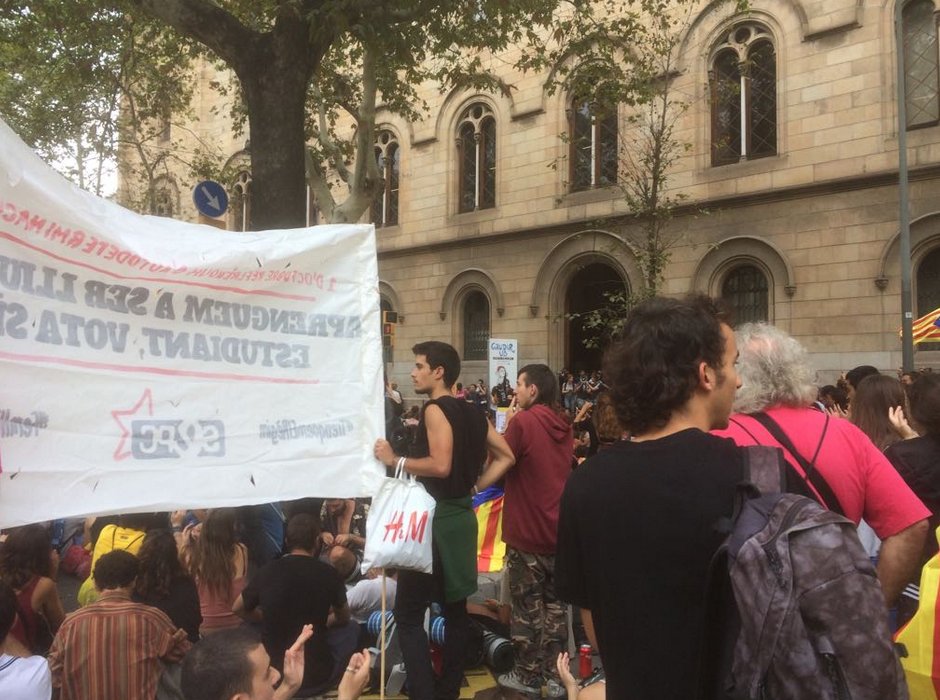 Öğrenciler Barselona Üniversitesi'ni işgal etti