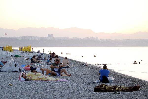 Antalya'da nemden bunalan sahilde uyudu
