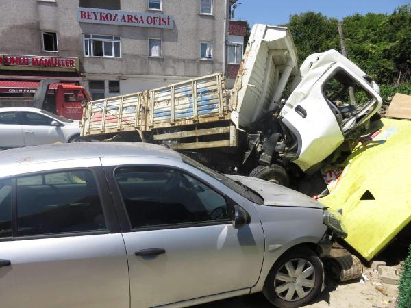 Beykoz'da moloz yüklü kamyon kaza yaptı : 1 yaralı