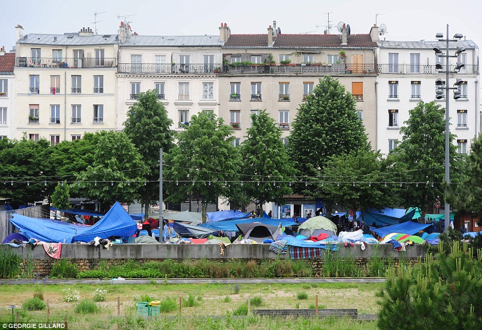 Paris caddelerinde mülteci çadırları