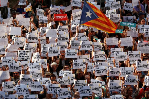Katalanlar özerkliğin feshine tepkili