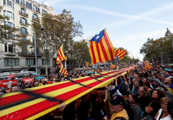 Katalanlar özerkliğin feshine tepkili