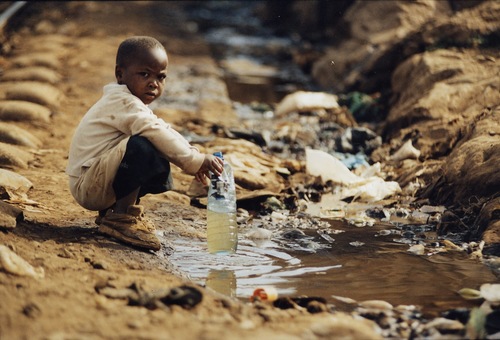 Dünyada 2,1 milyar kişinin evinde kullanılabilir su yok
