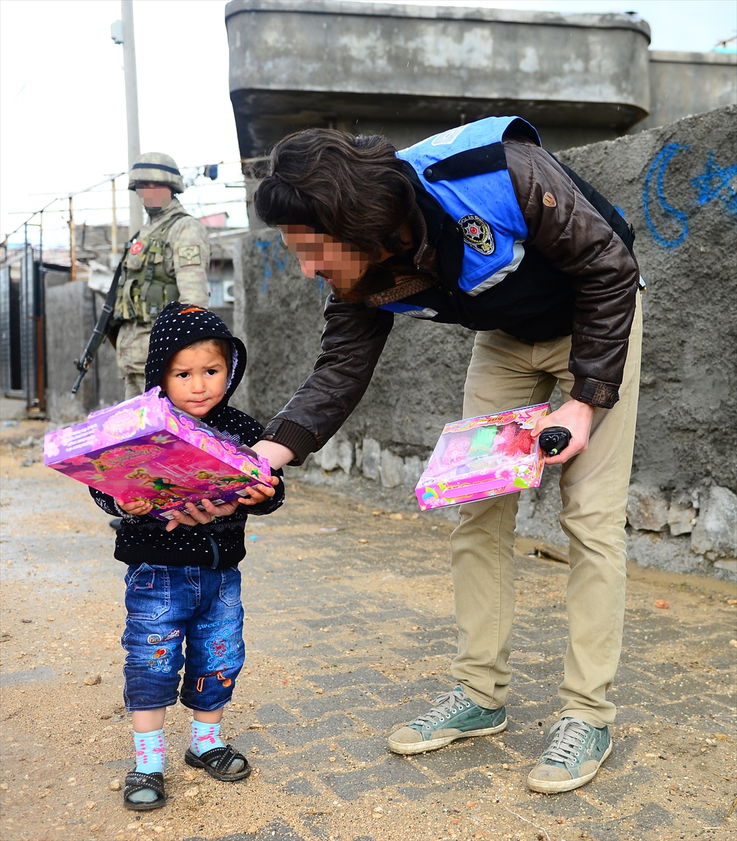 Şırnak'ta terör mağduru çocukların oyuncak sevinci
