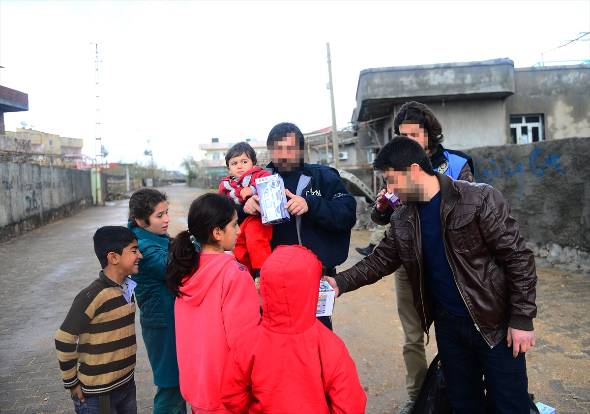 Şırnak'ta terör mağduru çocukların oyuncak sevinci