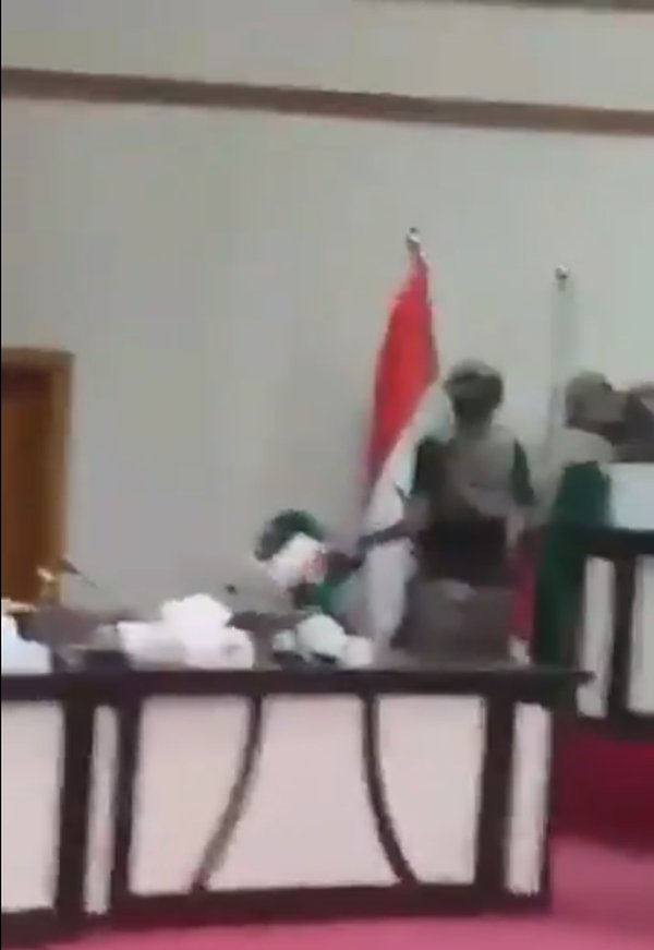 Irak Ordusu'ndan il meclisinde bayrak değişimi