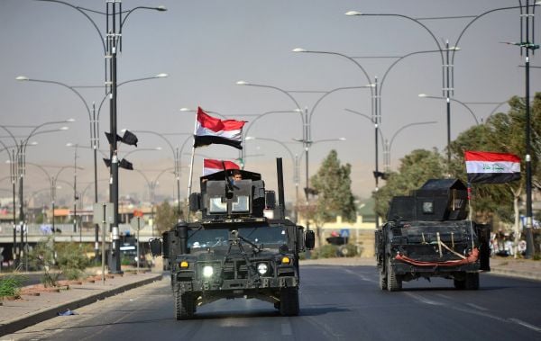Irak Ordusu'ndan il meclisinde bayrak değişimi