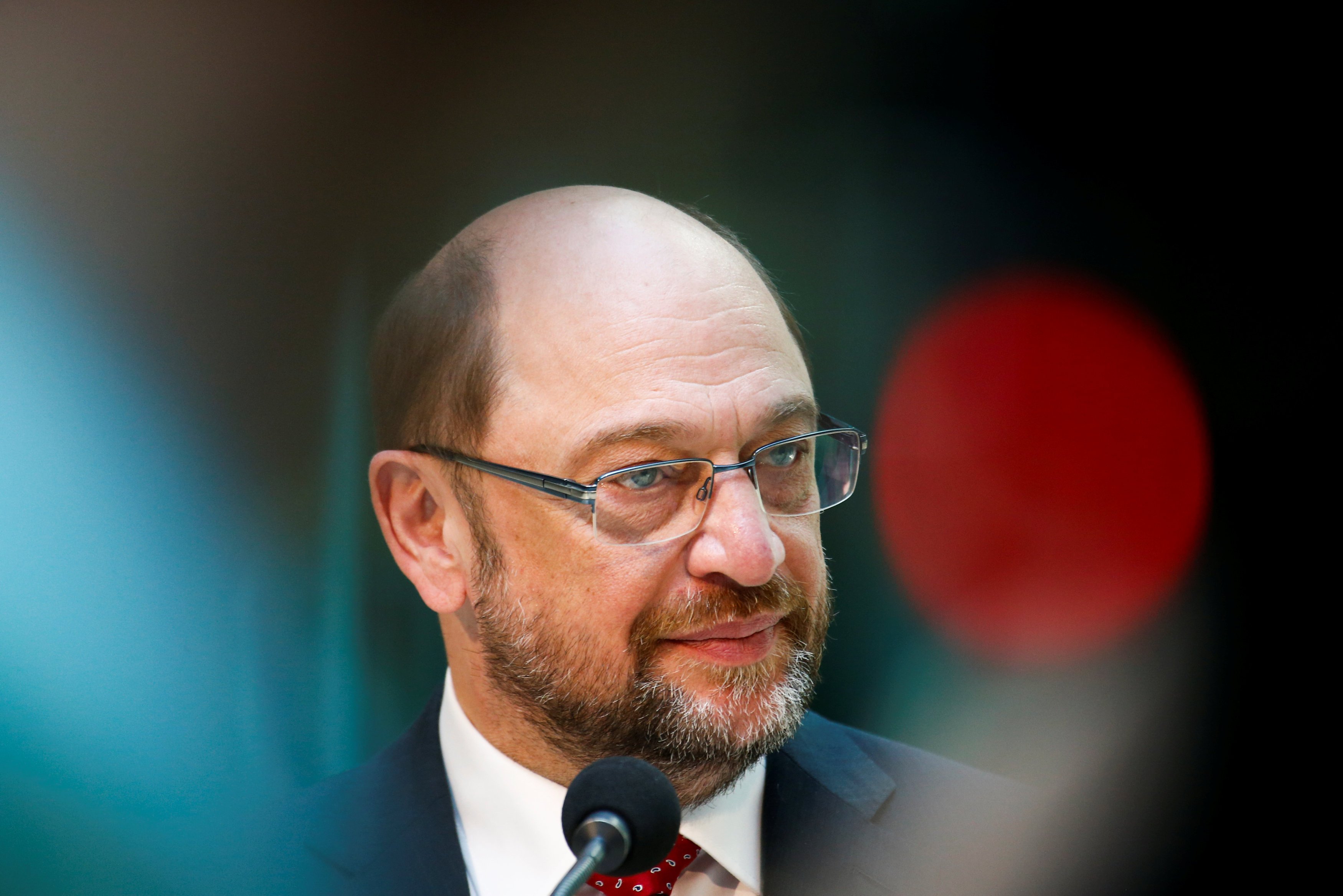 Almanya'daki anketlerde Martin Schulz önde 