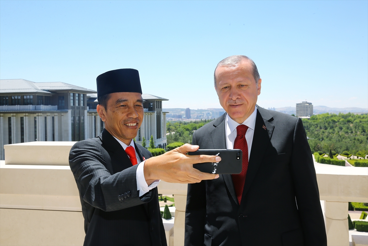 Erdoğan ve Widodo'dan ortak selfie