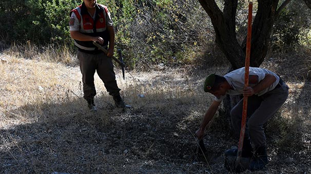 Aydın'da toprağa gömülü 21 tabanca bulundu