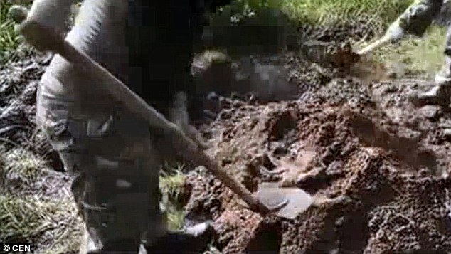 Ukraynalı askerler Rus ayrılıkçısını diri diri gömdü
