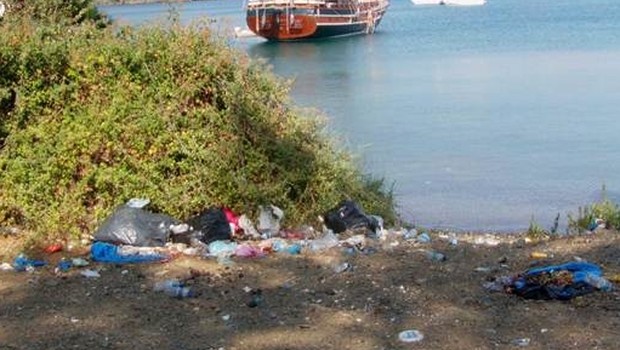 Marmaris'te tatilcilerden geriye çöpler kaldı