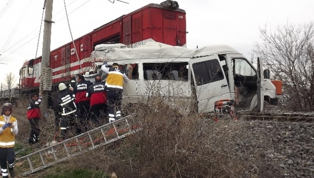 Malatya'da trenle öğrenci servisi çarpıştı: 1 ölü